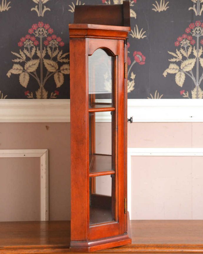 ウォールキャビネット　アンティーク家具　壁に掛ける小さなアンティーク家具、フランスのウォールキャビネット。横顔だっても美しい正面だけじゃなく横もキレイに修復してあります。(j-2221-f)