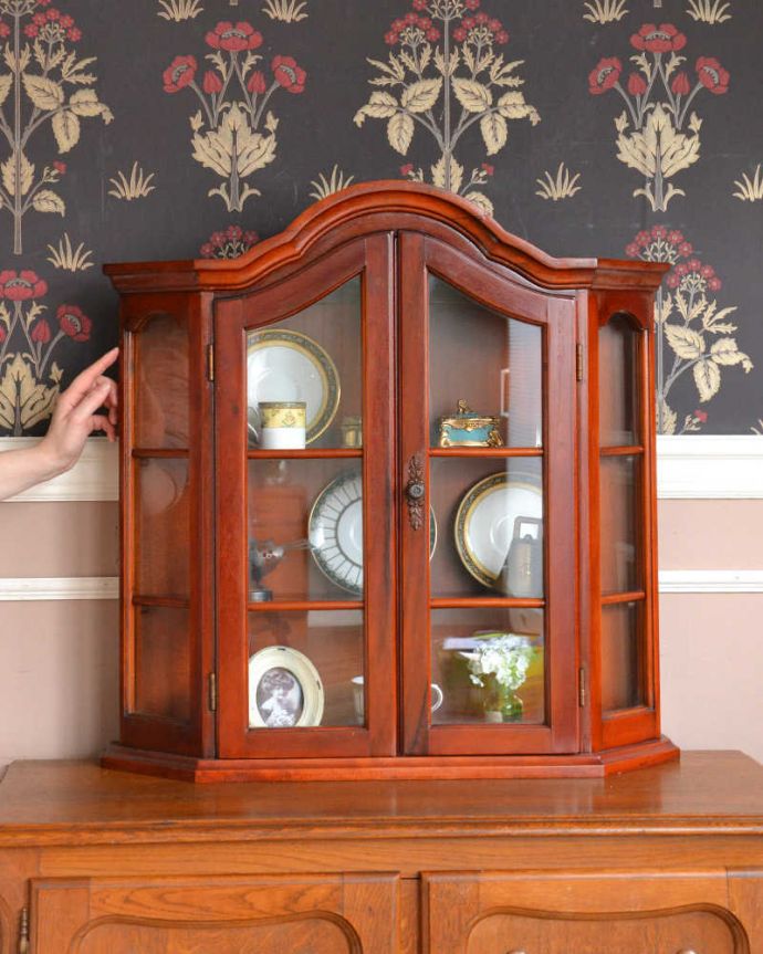 ウォールキャビネット　アンティーク家具　壁に掛ける小さなアンティーク家具、フランスのウォールキャビネット。パリのアパルトマン気分で使える小さなフランスの家具やっぱり一番の魅力はフランスらしいデザイン。(j-2221-f)