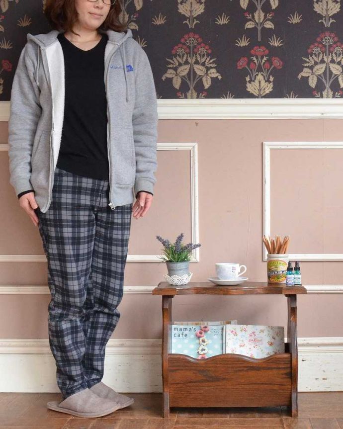 マガジンラック　アンティーク家具　フランス輸入の小さな家具、和室にも合う天板付きのアンティークマガジンラック。使いやすさNo.1！便利なアンティークどこのお家でも使っているマガジンラックも、アンティークだったらデザインが素敵だから、なんだかオシャレに使えます。(j-2222-f)