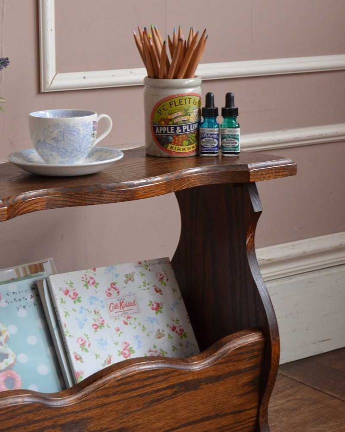 マガジンラック　アンティーク家具　フランス輸入の小さな家具、和室にも合う天板付きのアンティークマガジンラック。ちょっと置いておきたい…をキレイに収納新聞や雑誌など、ついついテーブルの上に置いてしまって雑多に見えるものが、コレさえあればキレイに収納出来てお部屋もスッキリ見えるんです。(j-2222-f)