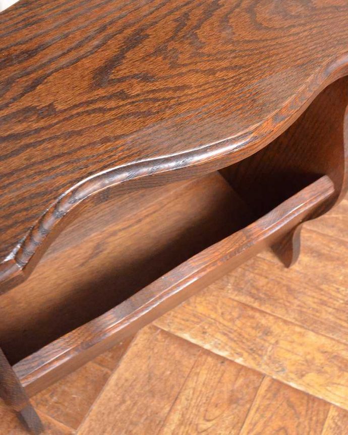 マガジンラック　アンティーク家具　フランス輸入の小さな家具、和室にも合う天板付きのアンティークマガジンラック。雑誌を入れる部分もキレイに修復しましたアンティークは新品ではないので経年変化によるキズはありますが、専門の職人がキレイにお直ししました。(j-2222-f)