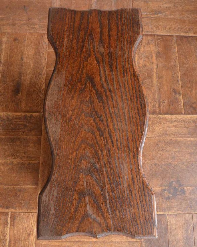 マガジンラック　アンティーク家具　フランス輸入の小さな家具、和室にも合う天板付きのアンティークマガジンラック。ココも使えてさらに便利読みかけの本やお茶が置ける天板付き。(j-2222-f)