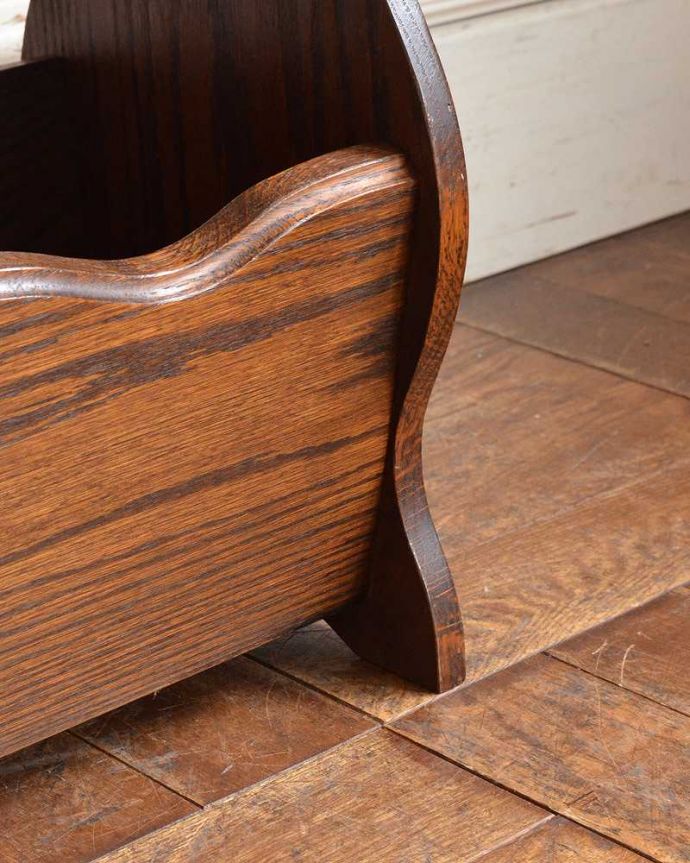 マガジンラック　アンティーク家具　フランス輸入の小さな家具、和室にも合う天板付きのアンティークマガジンラック。持ち上げなくても移動ラクラクHandleのアンティーク家具の足の裏にはフェルトキーパーをお付けしています。(j-2222-f)