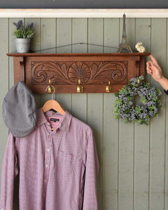 ウォールシェルフ・ウォールハンガー アンティーク家具 アンティークの壁付け家具、お花の彫刻が華やかなフランスのおしゃれなウォールハンガー 。壁をオシャレにしてくれる!実用的なアンティークフランスらしい優雅なデザインでおシャレな雰囲気を作ってくれるシェルフ。(j-2223-f)