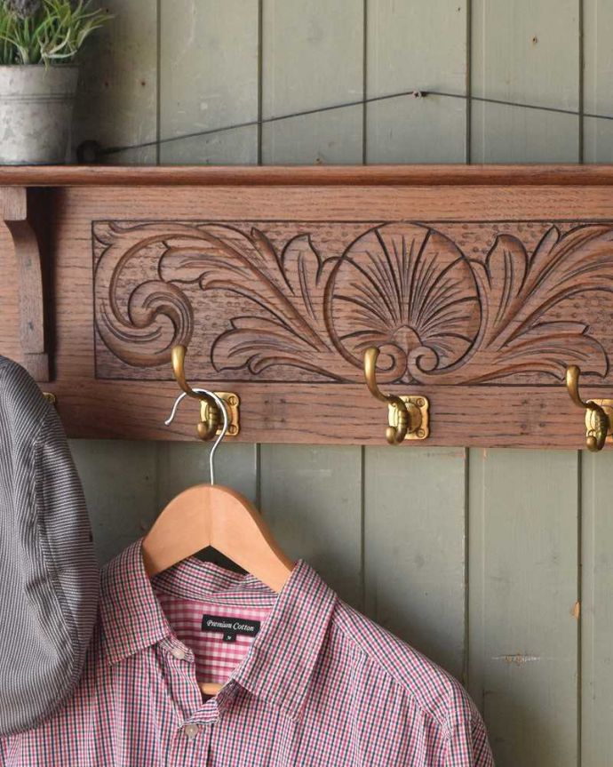 ウォールシェルフ・ウォールハンガー アンティーク家具 アンティークの壁付け家具、お花の彫刻が華やかなフランスのおしゃれなウォールハンガー 。壁のオシャレを楽しみましょう空いている壁に取り付けるだけでなんだかワクワクしちゃう可愛らしさ。(j-2223-f)