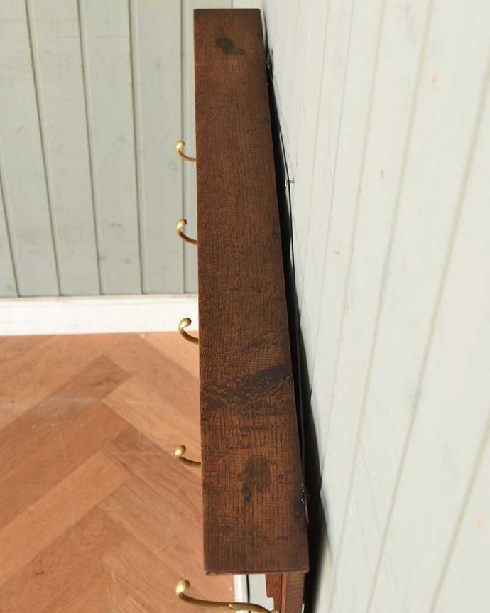 ウォールシェルフ・ウォールハンガー アンティーク家具 アンティークの壁付け家具、お花の彫刻が華やかなフランスのおしゃれなウォールハンガー 。天板を上から見てみると・・・モノを乗せる天板もアンティーク家具専門の職人がこんな感じできちんと仕上げました。(j-2223-f)