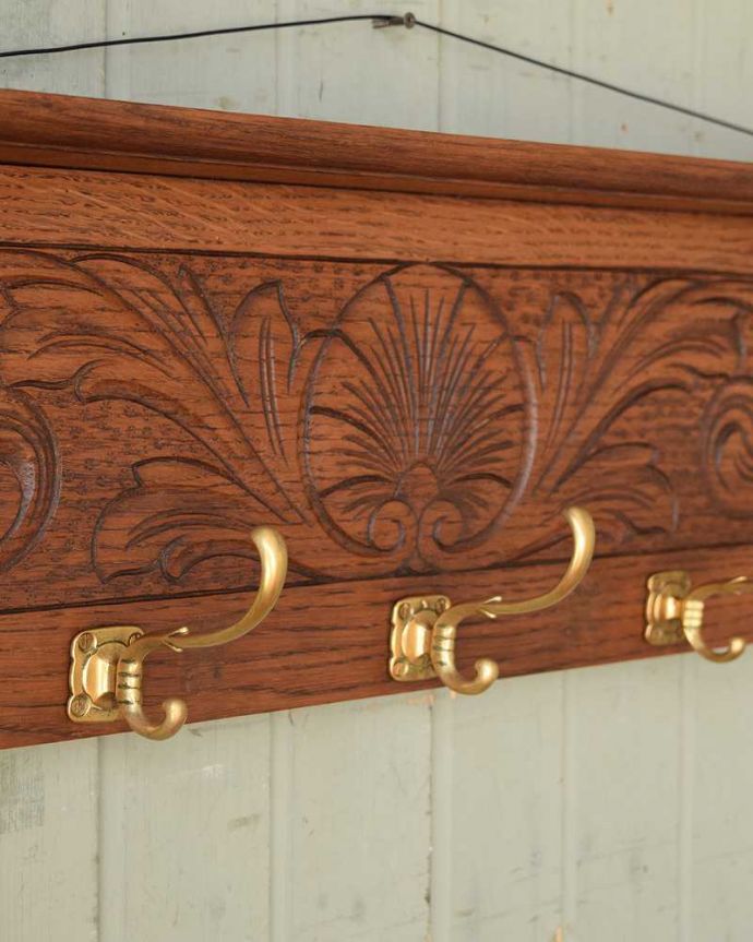 ウォールシェルフ・ウォールハンガー アンティーク家具 アンティークの壁付け家具、お花の彫刻が華やかなフランスのおしゃれなウォールハンガー 。いろいろ便利に使える仕掛けオリジナルのフックは形も色もアンティークらしく素敵。(j-2223-f)