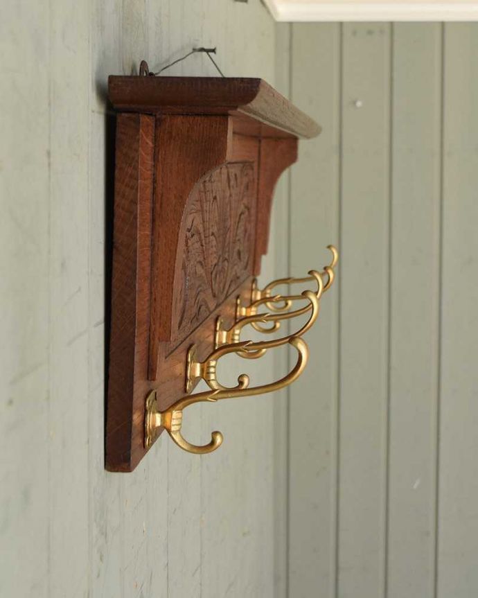 ウォールシェルフ・ウォールハンガー アンティーク家具 アンティークの壁付け家具、お花の彫刻が華やかなフランスのおしゃれなウォールハンガー 。横から見ても可愛いデザインですもちろん横顔だってフランスらしく可愛いデザイン。(j-2223-f)