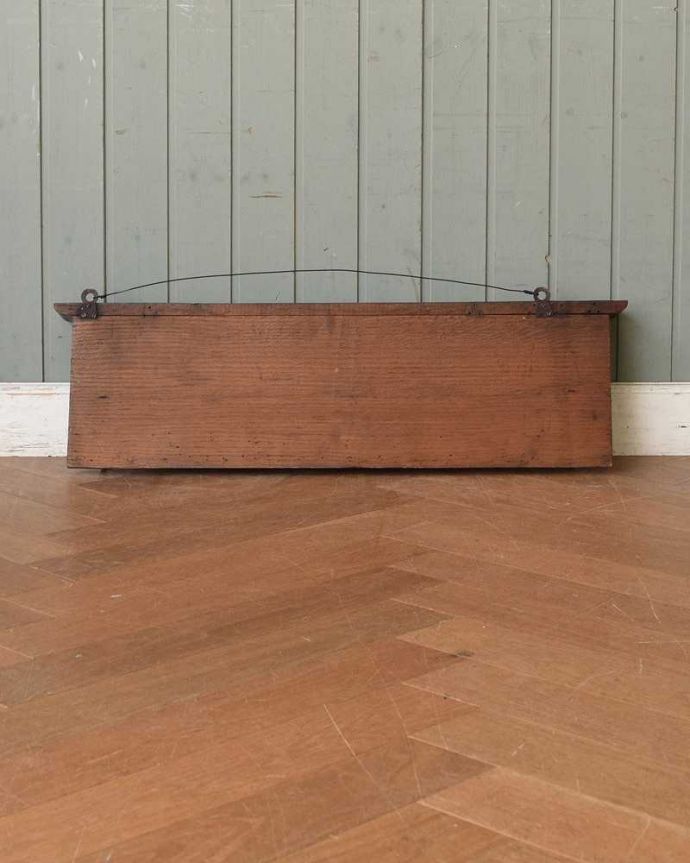 ウォールシェルフ・ウォールハンガー アンティーク家具 アンティークの壁付け家具、お花の彫刻が華やかなフランスのおしゃれなウォールハンガー 。後ろ側を見てみると・・・アンティークは新品ではないので、もちろん経年変化によるキズはありますが、壁への取り付け部分も職人がキレイに修復しました。(j-2223-f)