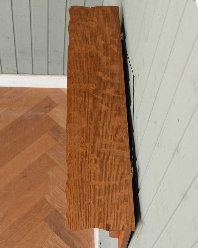 ウォールシェルフ・ウォールハンガー　アンティーク家具　フランスアンティークの壁付け家具、フックが５つ付いた美しいウォールハンガー（壁付けシェルフ）。天板を上から見てみると･･･モノを乗せる天板もアンティーク家具専門の職人がこんな感じできちんと仕上げました。(j-2224-f)