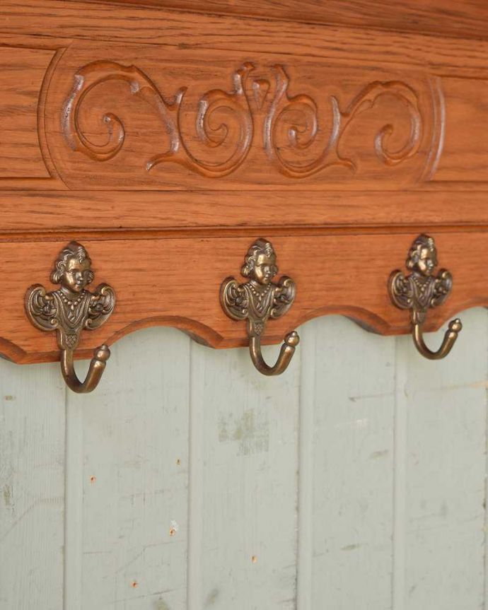 ウォールシェルフ・ウォールハンガー　アンティーク家具　フランスアンティークの壁付け家具、フックが５つ付いた美しいウォールハンガー（壁付けシェルフ）。いろいろ便利に使える仕掛けオリジナルのフックは形も色もアンティークらしく素敵。(j-2224-f)