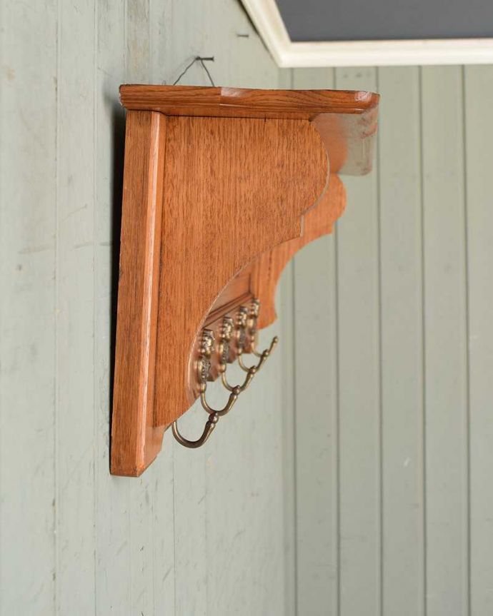 ウォールシェルフ・ウォールハンガー　アンティーク家具　フランスアンティークの壁付け家具、フックが５つ付いた美しいウォールハンガー（壁付けシェルフ）。横から見ても可愛いデザインですもちろん横顔だってフランスらしく可愛いデザイン。(j-2224-f)