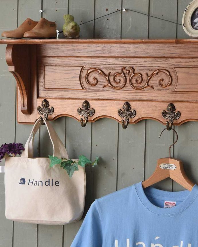 ウォールシェルフ・ウォールハンガー　アンティーク家具　フランスアンティークの壁付け家具、フックが５つ付いた美しいウォールハンガー（壁付けシェルフ）。壁のオシャレを楽しみましょう空いている壁に取り付けるだけでなんだかワクワクしちゃう可愛らしさ。(j-2224-f)