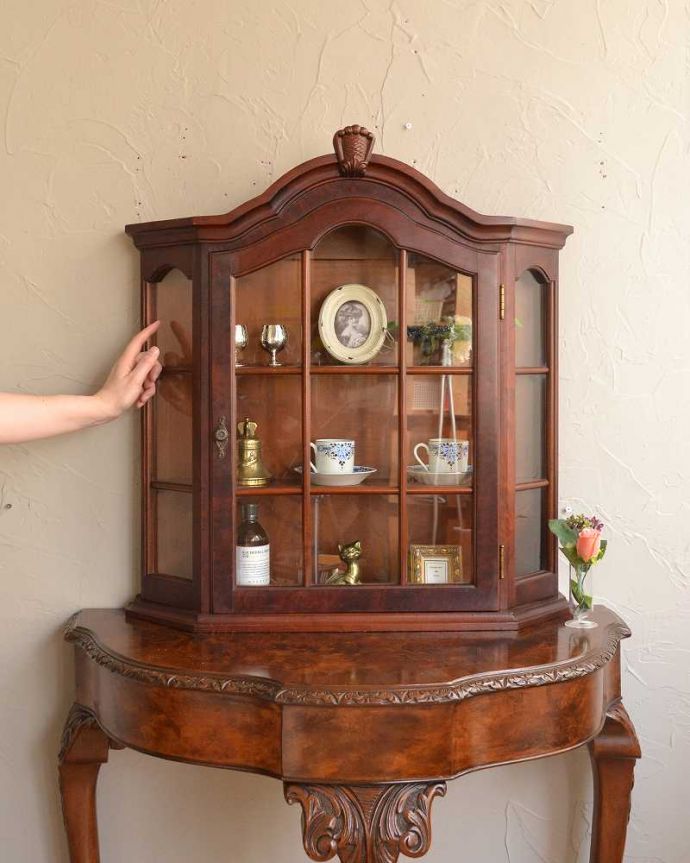 ウォールキャビネット　アンティーク家具　ビーチ材のアンティーク壁付け家具、フランスからのガラス扉のウォールキャビネット 。パリのアパルトマン気分で使える小さなフランスの家具やっぱり一番の魅力はフランスらしいデザイン。(j-2225-f)