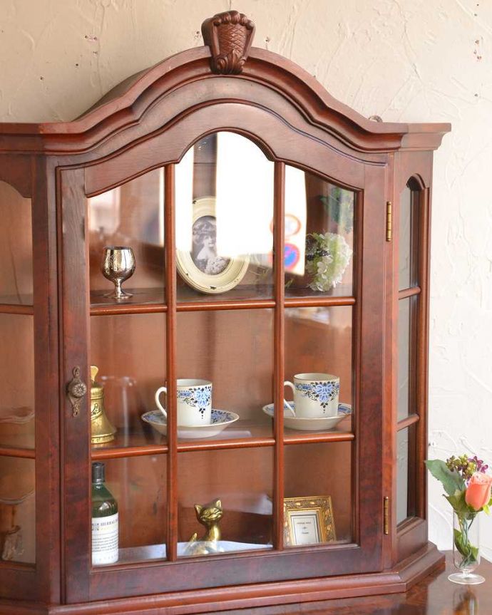 ウォールキャビネット　アンティーク家具　ビーチ材のアンティーク壁付け家具、フランスからのガラス扉のウォールキャビネット 。小さくてもフランスらしさたっぷり壁につけることもできるので実用的に使えちゃう！フランスらしく壁からお部屋の中をオシャレに彩ってくれます。(j-2225-f)