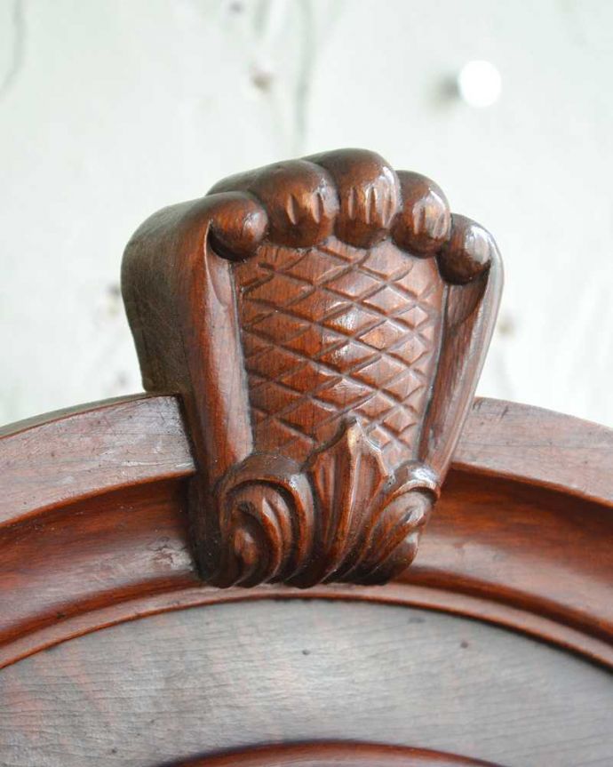 ウォールキャビネット　アンティーク家具　ビーチ材のアンティーク壁付け家具、フランスからのガラス扉のウォールキャビネット 。フランスらしい彫りフランスらしさの象徴とも言える、優雅な彫りの装飾。(j-2225-f)