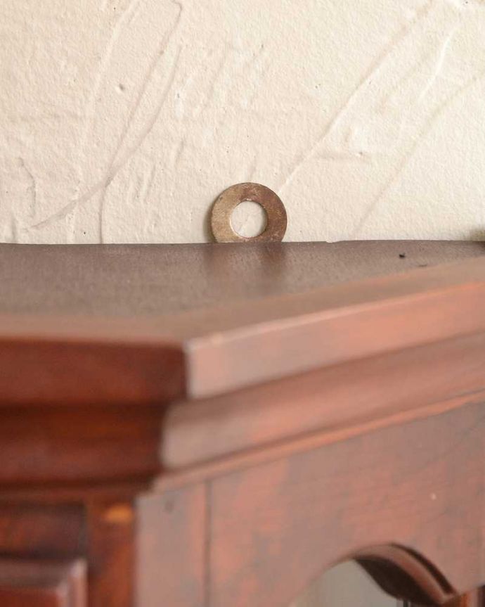 ウォールキャビネット　アンティーク家具　ビーチ材のアンティーク壁付け家具、フランスからのガラス扉のウォールキャビネット 。壁に取り付けできます背中部分にフックを付けて壁にカンタンに取り付け出来るようにしました。(j-2225-f)