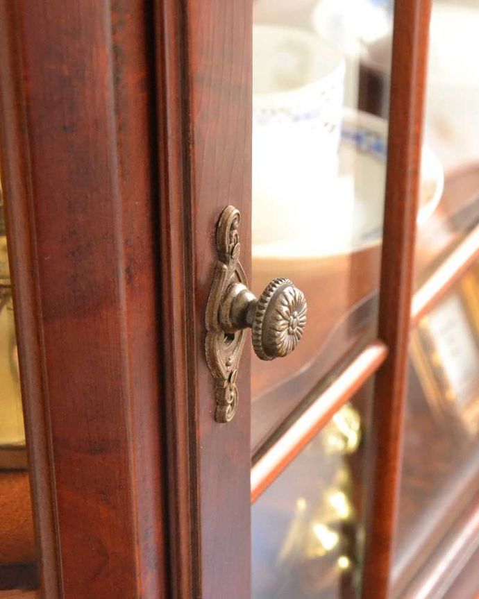 ウォールキャビネット　アンティーク家具　ビーチ材のアンティーク壁付け家具、フランスからのガラス扉のウォールキャビネット 。取っ手にもフランスらしさ 芸術的に美しいの取っ手。(j-2225-f)