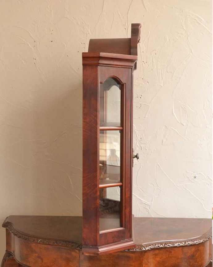 ウォールキャビネット　アンティーク家具　ビーチ材のアンティーク壁付け家具、フランスからのガラス扉のウォールキャビネット 。横顔だっても美しい正面だけじゃなく横もキレイに修復してあります。(j-2225-f)