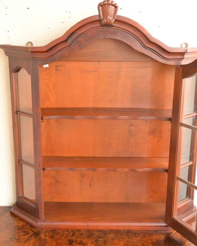 ウォールキャビネット　アンティーク家具　ビーチ材のアンティーク壁付け家具、フランスからのガラス扉のウォールキャビネット 。扉を開けてみると、こんな感じです小さいからと言って、修復に妥協はしません！アンティークの風合いだけ残してキレイに修復してあります。(j-2225-f)