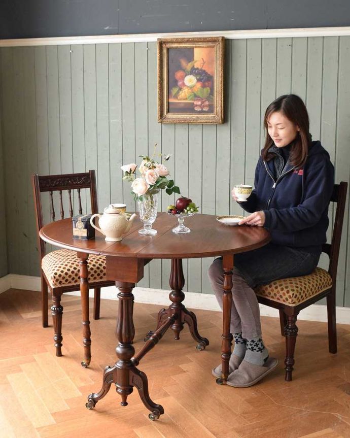 アンティークのテーブル アンティーク家具 イギリス輸入のアンティーク家具、伸張式のゲートレッグテーブル。使い方に合わせて3通りで使えるアンティークの定番アンティーク家具の定番テーブルと言えばゲートレッグテーブル。(j-2226-f)