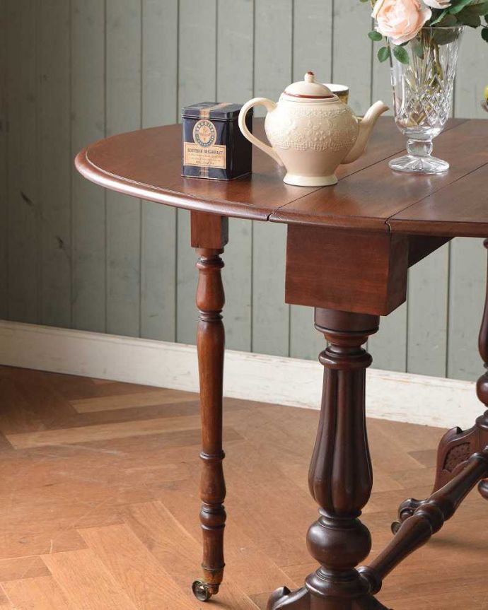 アンティークのテーブル アンティーク家具 イギリス輸入のアンティーク家具、伸張式のゲートレッグテーブル。自慢はやっぱりゲート(門)のような脚まるでゲート(門)が開くような脚の形から名前が付けられたゲートレッグテーブル。(j-2226-f)