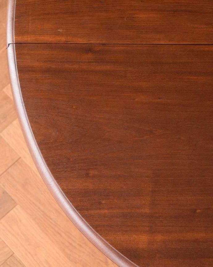 アンティークのテーブル アンティーク家具 イギリス輸入のアンティーク家具、伸張式のゲートレッグテーブル。近づいて見てみると・・・時間と手間暇を掛けて職人が丁寧にお直しした天板は、木目も美しいんです。(j-2226-f)