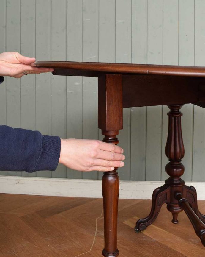 アンティークのテーブル アンティーク家具 イギリス輸入のアンティーク家具、伸張式のゲートレッグテーブル。脚を引き出すだけであっという間ゲートのような形をした脚のテーブル。(j-2226-f)