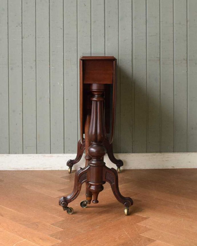 アンティークのテーブル アンティーク家具 イギリス輸入のアンティーク家具、伸張式のゲートレッグテーブル。意外にコンパクト昔、使わないとき壁にピタッと付けて収納出来るように作られたテーブル。(j-2226-f)