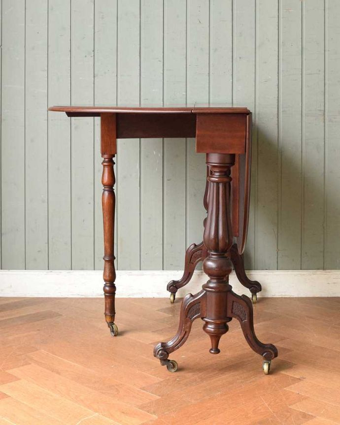 アンティークのテーブル アンティーク家具 イギリス輸入のアンティーク家具、伸張式のゲートレッグテーブル。片方開くと・・・・片方のリーフを開くとこんな感じ。(j-2226-f)