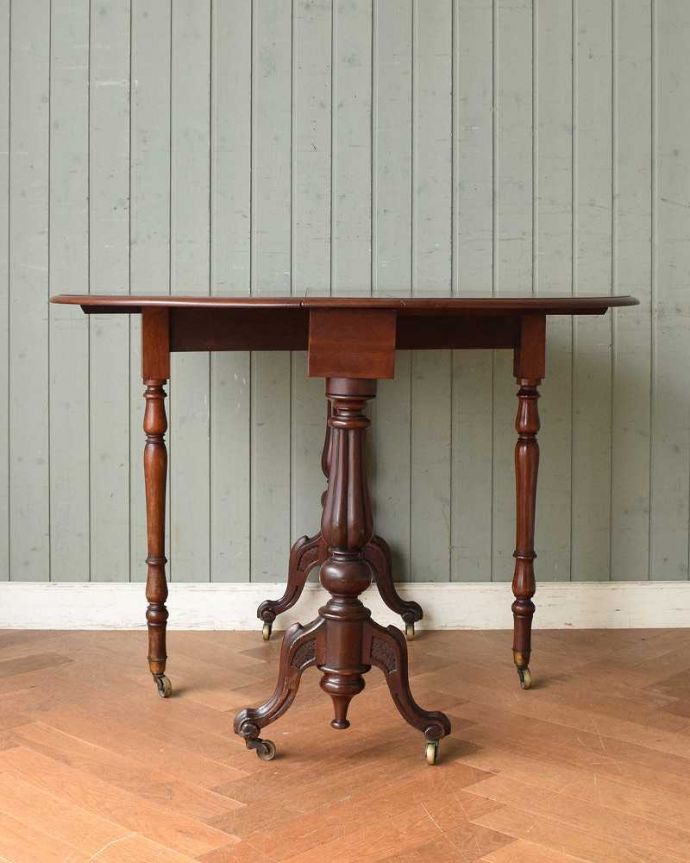 アンティークのテーブル アンティーク家具 イギリス輸入のアンティーク家具、伸張式のゲートレッグテーブル。両方開けば大きなサイズゲートレッグテーブルはゲートが開くように作られた脚のデザインも印象的。(j-2226-f)
