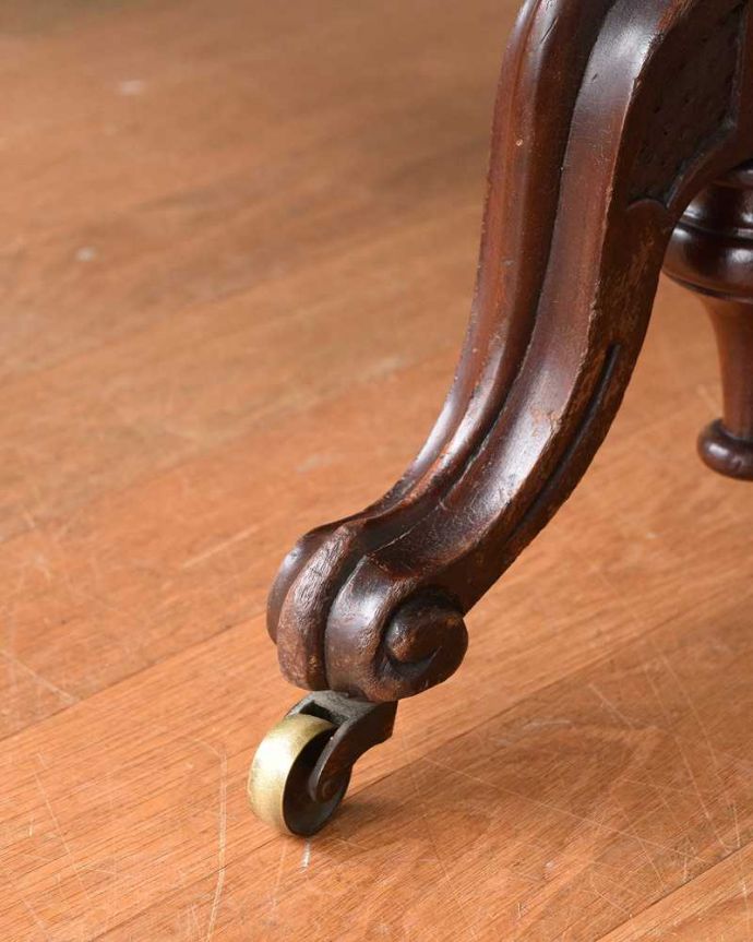 アンティークのテーブル アンティーク家具 イギリス輸入のアンティーク家具、伸張式のゲートレッグテーブル。女性1人でラクラク運べちゃうんですキャスター付きの脚。(j-2226-f)