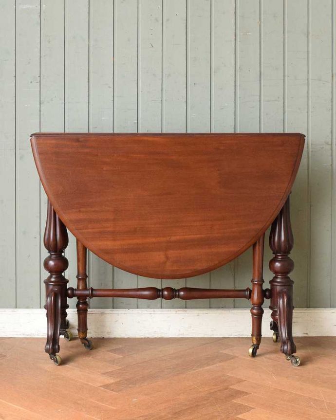 アンティークのテーブル アンティーク家具 イギリス輸入のアンティーク家具、伸張式のゲートレッグテーブル。クルッと回転。(j-2226-f)
