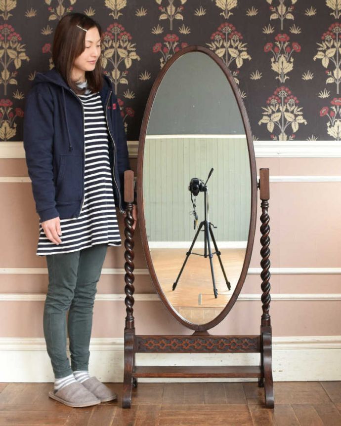 アンティーク ミラー(鏡) アンティーク雑貨 オーバル型が女性らしく美しいシュバルミラー、お部屋で実用的に使えるアンティーク家具(姿見)。みんなが欲しい実力派アンティークアンティークではシュバルミラーとは全身が見れる大きな姿見のこと。(j-2228-f)