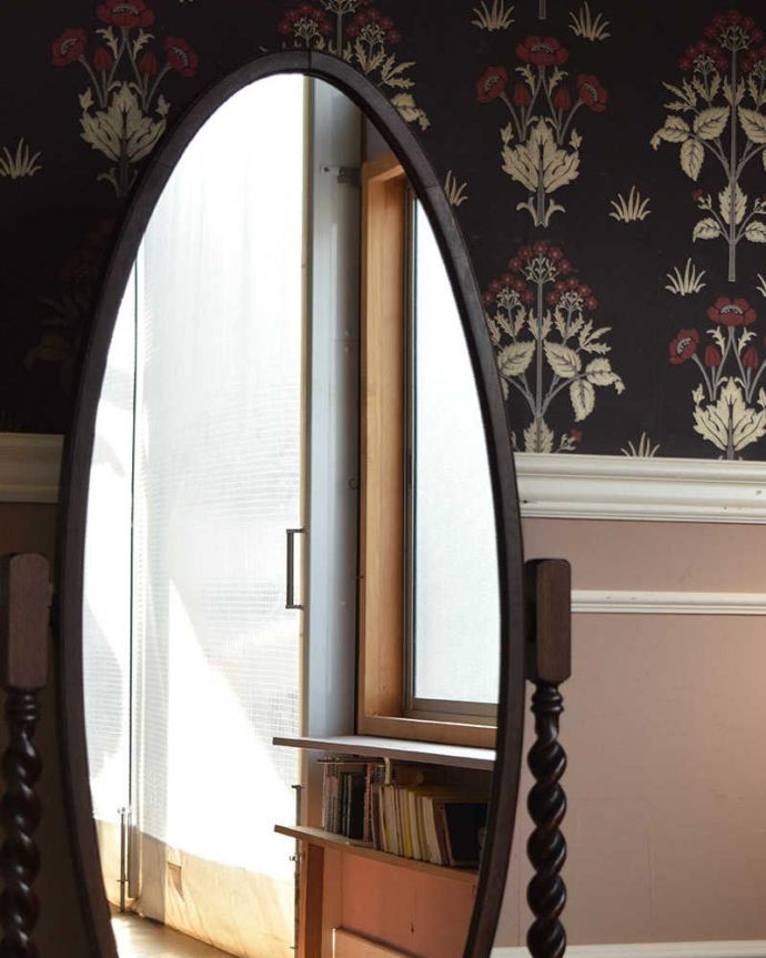 アンティーク ミラー(鏡) アンティーク雑貨 オーバル型が女性らしく美しいシュバルミラー、お部屋で実用的に使えるアンティーク家具(姿見)。コンディションのいい大きなアンティークの鏡厚みのあるアンティークのミラーは縁のカッティングも美しいんです。(j-2228-f)