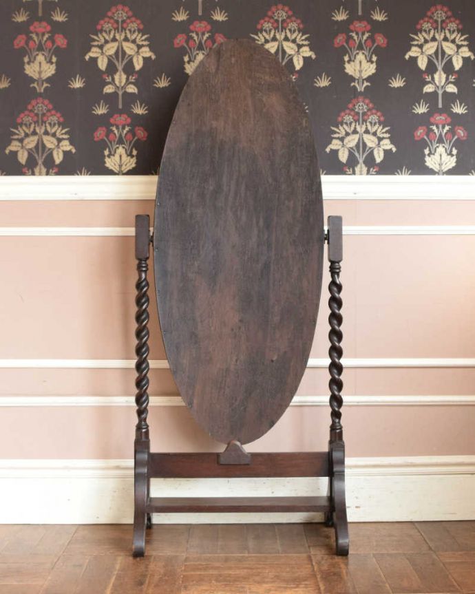 アンティーク ミラー(鏡) アンティーク雑貨 オーバル型が女性らしく美しいシュバルミラー、お部屋で実用的に使えるアンティーク家具(姿見)。後ろ姿にも自信がありますアンティークは新品ではないので、経年変化によるキズはありますが、専門の職人がキレイにお直しをしているので、後姿までキレイです。(j-2228-f)