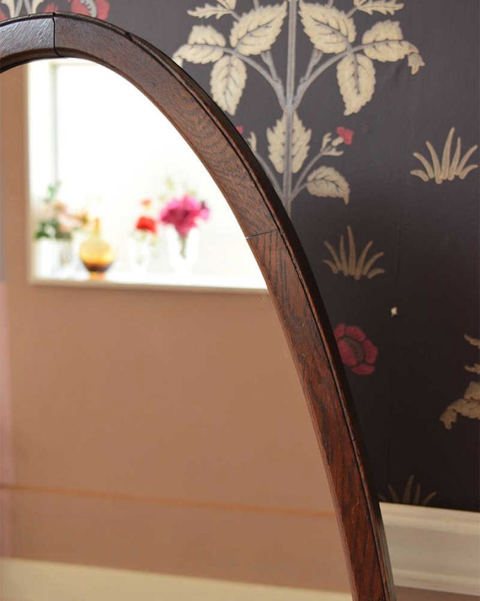 アンティーク ミラー(鏡) アンティーク雑貨 オーバル型が女性らしく美しいシュバルミラー、お部屋で実用的に使えるアンティーク家具(姿見)。キラッと輝くアンティークのミラーミラーは手前に動きます。(j-2228-f)