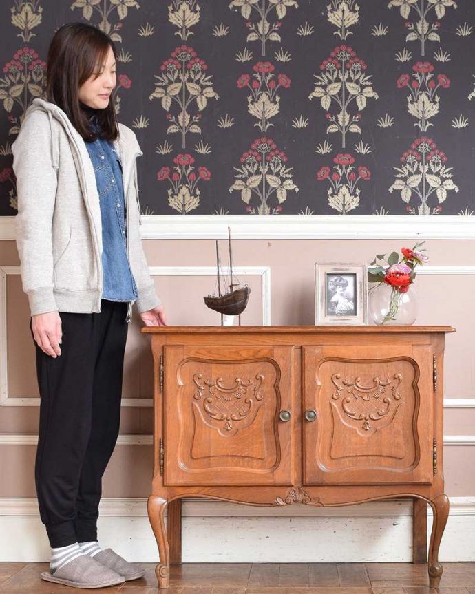 アンティークのキャビネット　アンティーク家具　リビングで便利に使えるアンティーク家具、フランス輸入の木製キャビネット。自慢はフランスらしい曲線美。(j-2233-f)