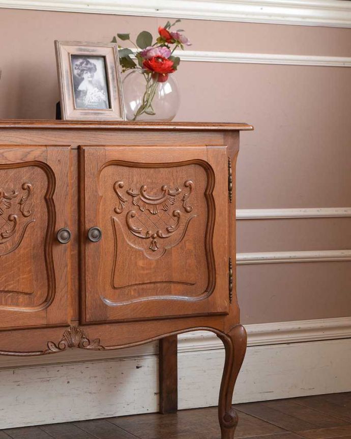アンティークのキャビネット　アンティーク家具　リビングで便利に使えるアンティーク家具、フランス輸入の木製キャビネット。彫の美しさも自慢です。(j-2233-f)