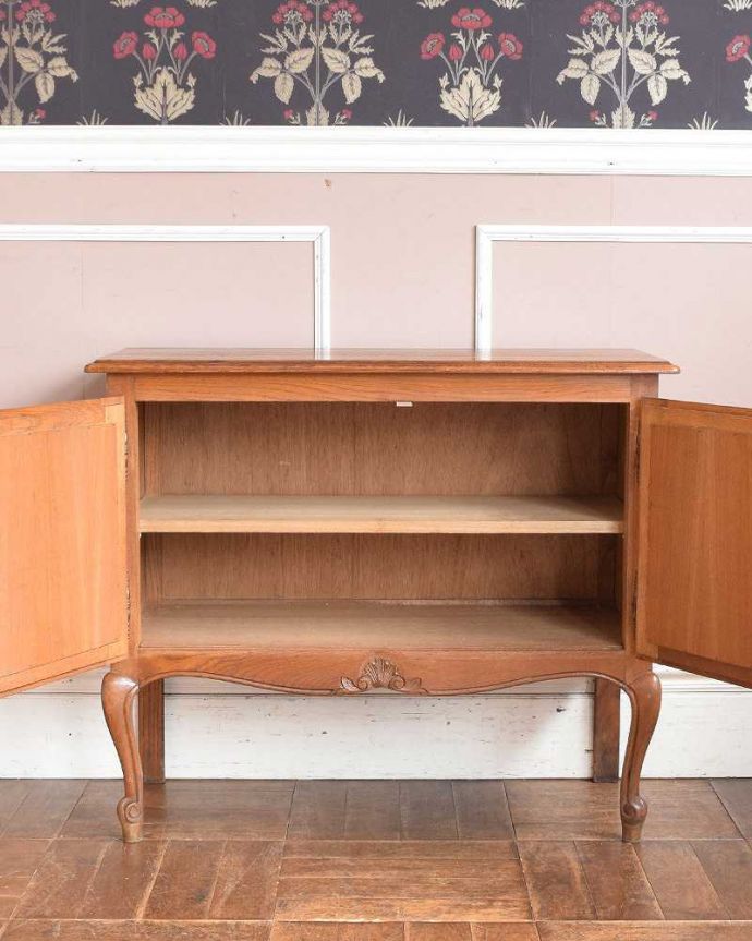 アンティークのキャビネット　アンティーク家具　リビングで便利に使えるアンティーク家具、フランス輸入の木製キャビネット。扉を開けて中を見ると･･･扉の中は職人が修復して、こんな感じにキレイに仕上げました。(j-2233-f)