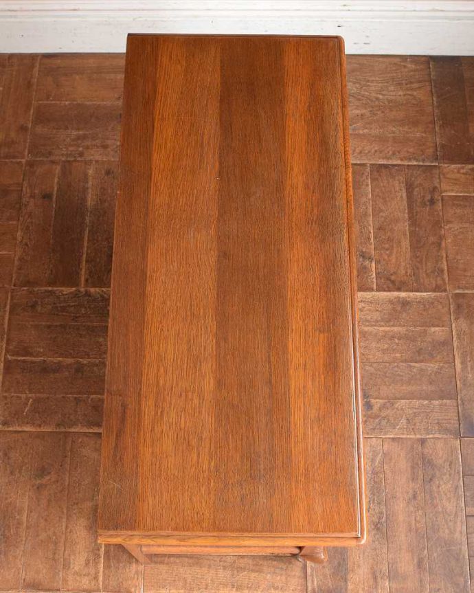 アンティークのキャビネット　アンティーク家具　リビングで便利に使えるアンティーク家具、フランス輸入の木製キャビネット。何を置いて楽しもうかな･･･修復する際、天板もこんな感じでキレイに仕上げました。(j-2233-f)