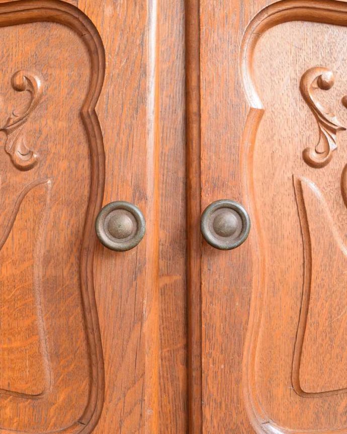 アンティークのキャビネット　アンティーク家具　リビングで便利に使えるアンティーク家具、フランス輸入の木製キャビネット。取っ手のデザインも優雅こんな所からもフランスらしさが感じられる取っ手。(j-2233-f)