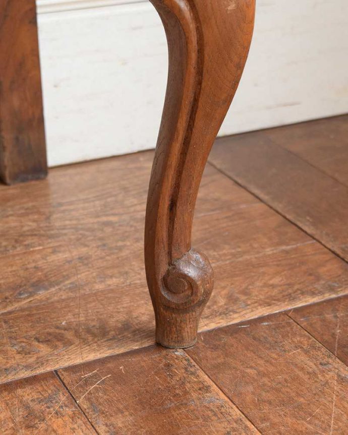 アンティークのキャビネット　アンティーク家具　リビングで便利に使えるアンティーク家具、フランス輸入の木製キャビネット。女性1人でラクラク運べちゃう仕掛けHandleのアンティークは、脚の裏にフェルトキーパーをお付けしています。(j-2233-f)