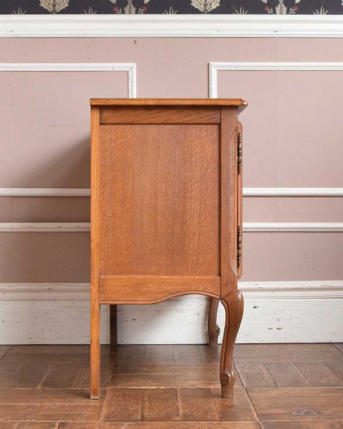 アンティークのキャビネット　アンティーク家具　リビングで便利に使えるアンティーク家具、フランス輸入の木製キャビネット。横顔だっても美しい正面だけじゃなく横から見てもフランスらしい美しさが漂っています。(j-2233-f)