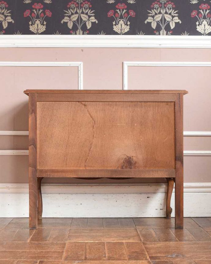 アンティークのキャビネット　アンティーク家具　リビングで便利に使えるアンティーク家具、フランス輸入の木製キャビネット。後ろ姿も見て下さい。(j-2233-f)