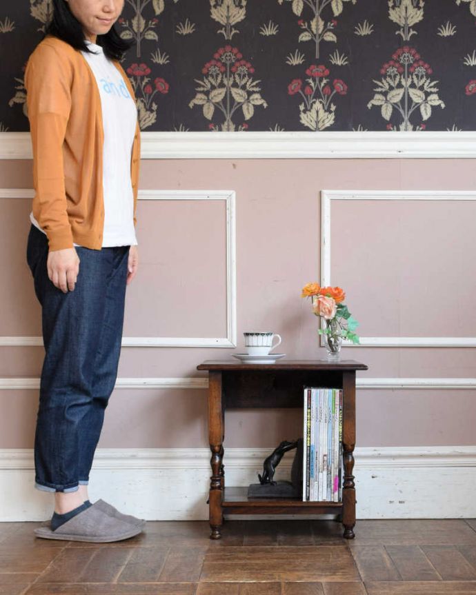 アンティークのキャビネット　アンティーク家具　棚もついたサイドテーブル、便利なアンティークフランス家具 。壁からお部屋を彩ってくれるアンティーク家具天板も棚もどっちも主役のサイドテーブル。(j-2234-f)