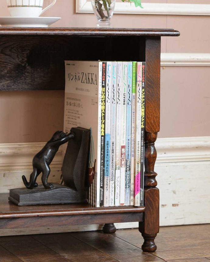 アンティークのキャビネット　アンティーク家具　棚もついたサイドテーブル、便利なアンティークフランス家具 。アンティークらしい華やかなデザイン優雅なデザインのアンティーク家具は、壁の前に置くだけで、お部屋の中がグンッと格上げされます。(j-2234-f)