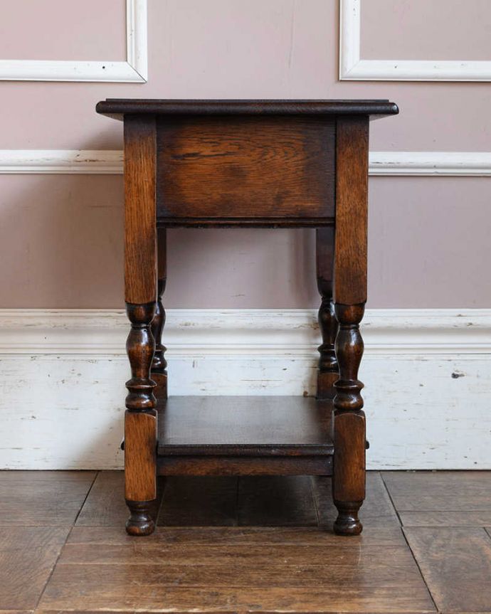 アンティークのキャビネット　アンティーク家具　棚もついたサイドテーブル、便利なアンティークフランス家具 。横から見ても素敵ですもちろん横から見られることも考えて、しっかり修復してあります。(j-2234-f)