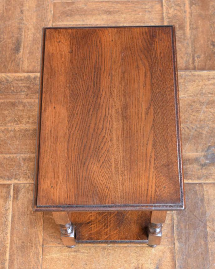 アンティークのキャビネット　アンティーク家具　棚もついたサイドテーブル、便利なアンティークフランス家具 。天板はテーブル代わりに使えます上から天板を見ると、こんな感じでキレイに仕上げました。(j-2234-f)