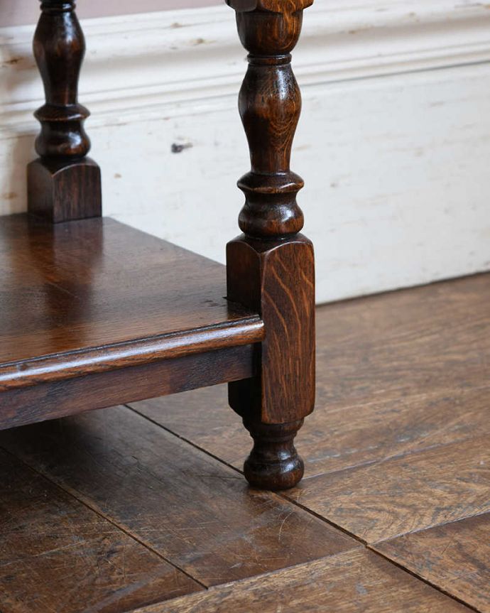 アンティークのキャビネット　アンティーク家具　棚もついたサイドテーブル、便利なアンティークフランス家具 。持ち上げなくても移動ラクラクHandleのアンティーク家具の足の裏にはフェルトキーパーをお付けしています。(j-2234-f)